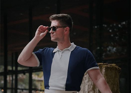 Portrait d’homme en extérieur portant des lunettes de soleil